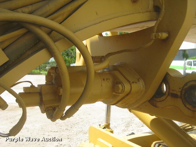 image for item L2333 2001 Caterpillar 140H motor grader