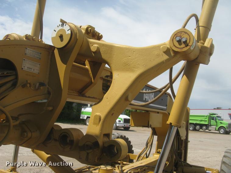 image for item L2333 2001 Caterpillar 140H motor grader