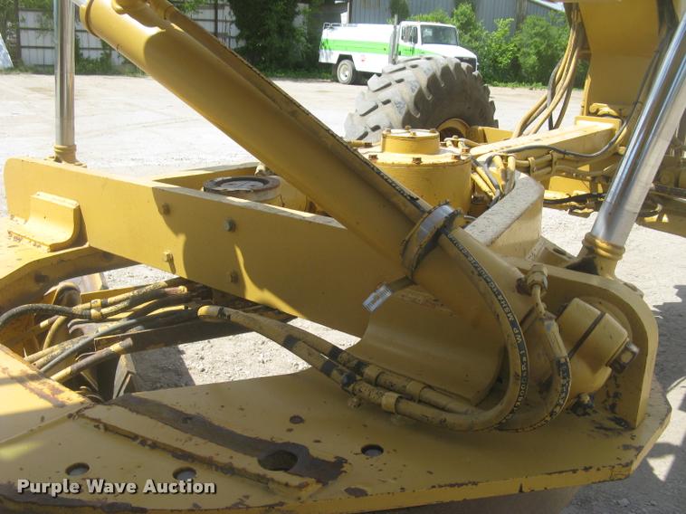 image for item L2333 2001 Caterpillar 140H motor grader