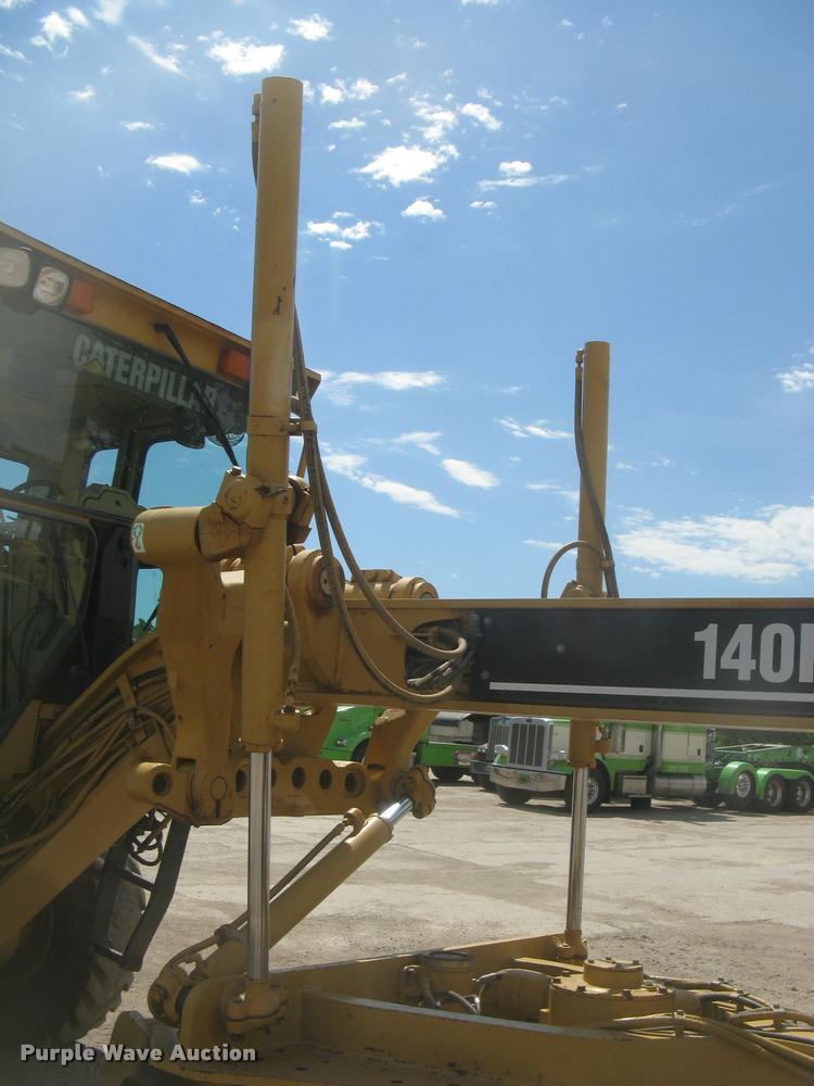 image for item L2333 2001 Caterpillar 140H motor grader
