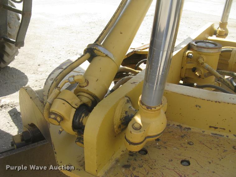 image for item L2333 2001 Caterpillar 140H motor grader