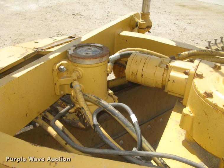 image for item L2333 2001 Caterpillar 140H motor grader