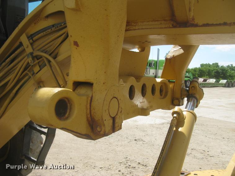 image for item L2333 2001 Caterpillar 140H motor grader