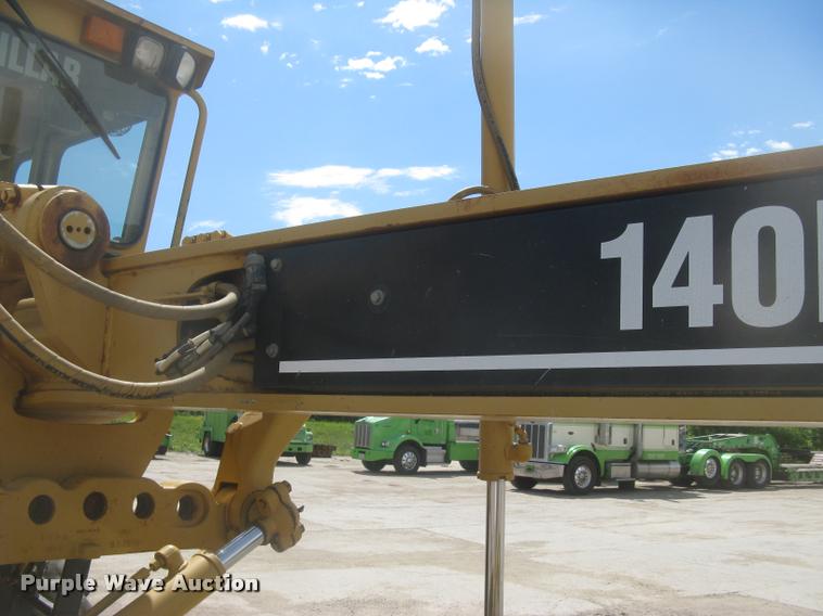 image for item L2333 2001 Caterpillar 140H motor grader