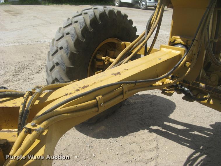 image for item L2333 2001 Caterpillar 140H motor grader