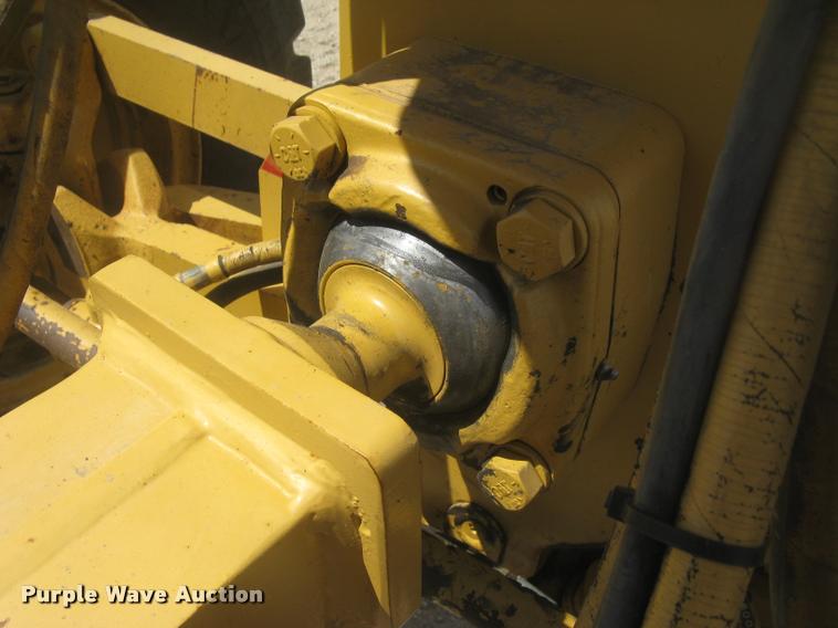 image for item L2333 2001 Caterpillar 140H motor grader