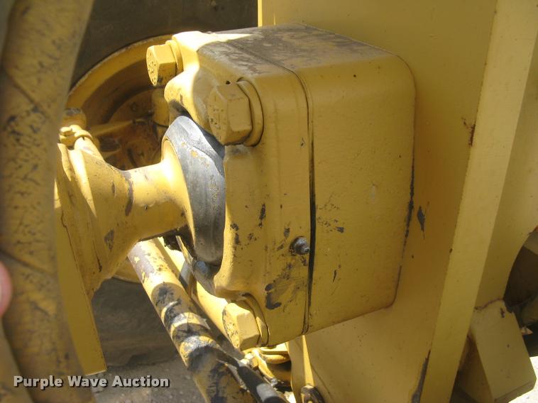 image for item L2333 2001 Caterpillar 140H motor grader