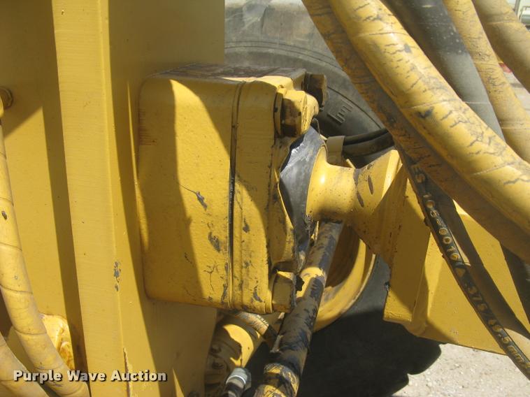 image for item L2333 2001 Caterpillar 140H motor grader