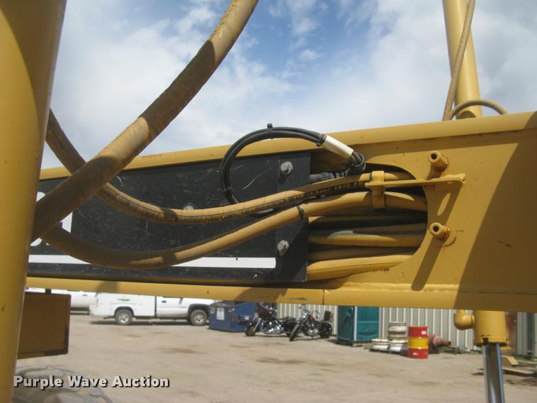 image for item L2333 2001 Caterpillar 140H motor grader