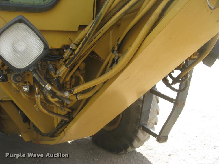 image for item L2333 2001 Caterpillar 140H motor grader