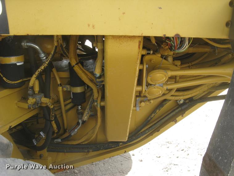 image for item L2333 2001 Caterpillar 140H motor grader