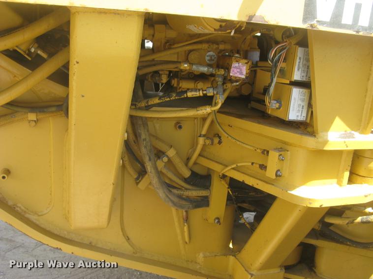 image for item L2333 2001 Caterpillar 140H motor grader