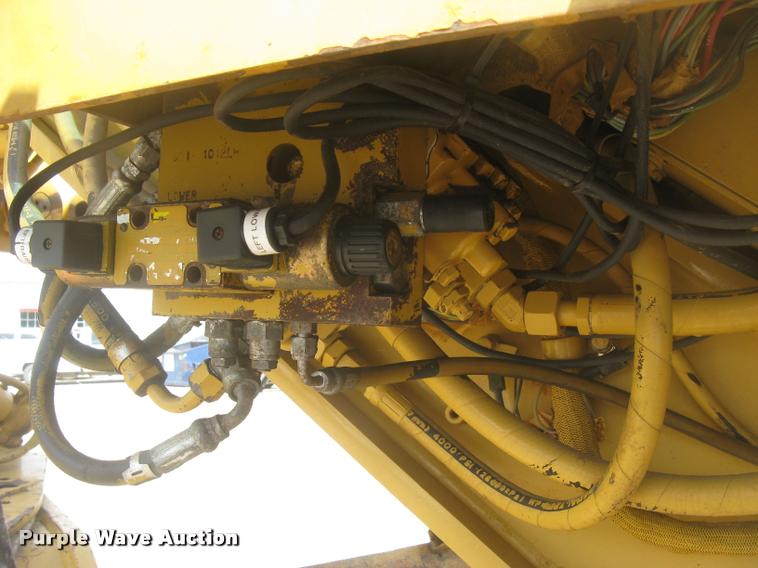 image for item L2333 2001 Caterpillar 140H motor grader