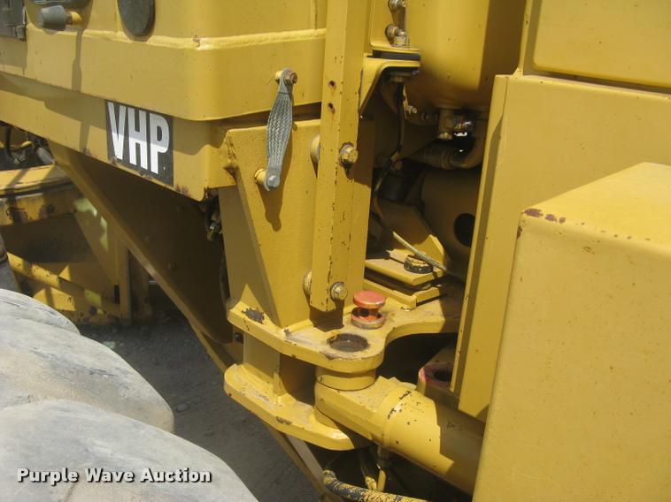 image for item L2333 2001 Caterpillar 140H motor grader