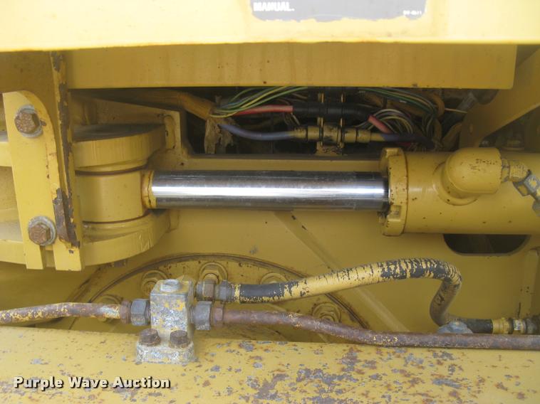 image for item L2333 2001 Caterpillar 140H motor grader