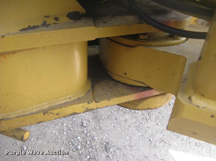 image for item L2333 2001 Caterpillar 140H motor grader