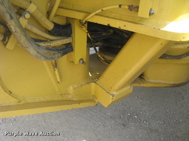 image for item L2333 2001 Caterpillar 140H motor grader