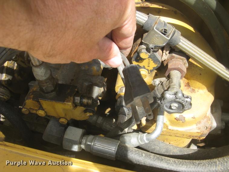 image for item L2333 2001 Caterpillar 140H motor grader