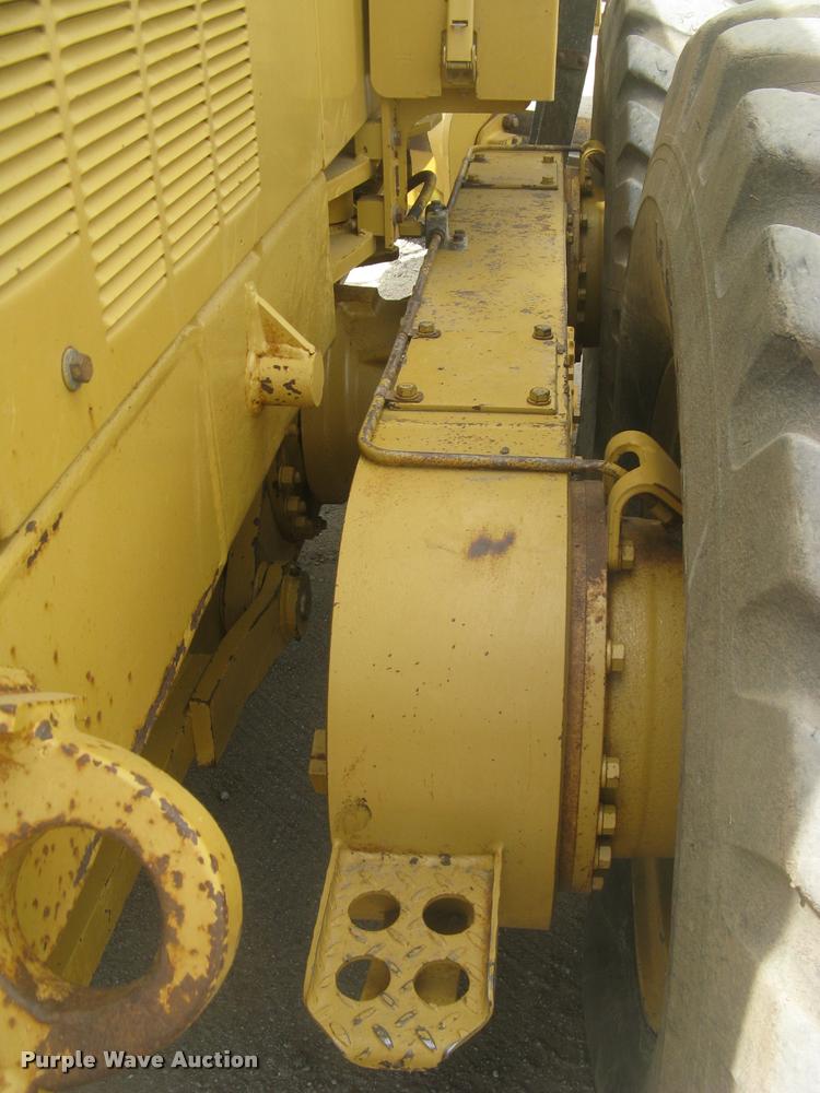 image for item L2333 2001 Caterpillar 140H motor grader