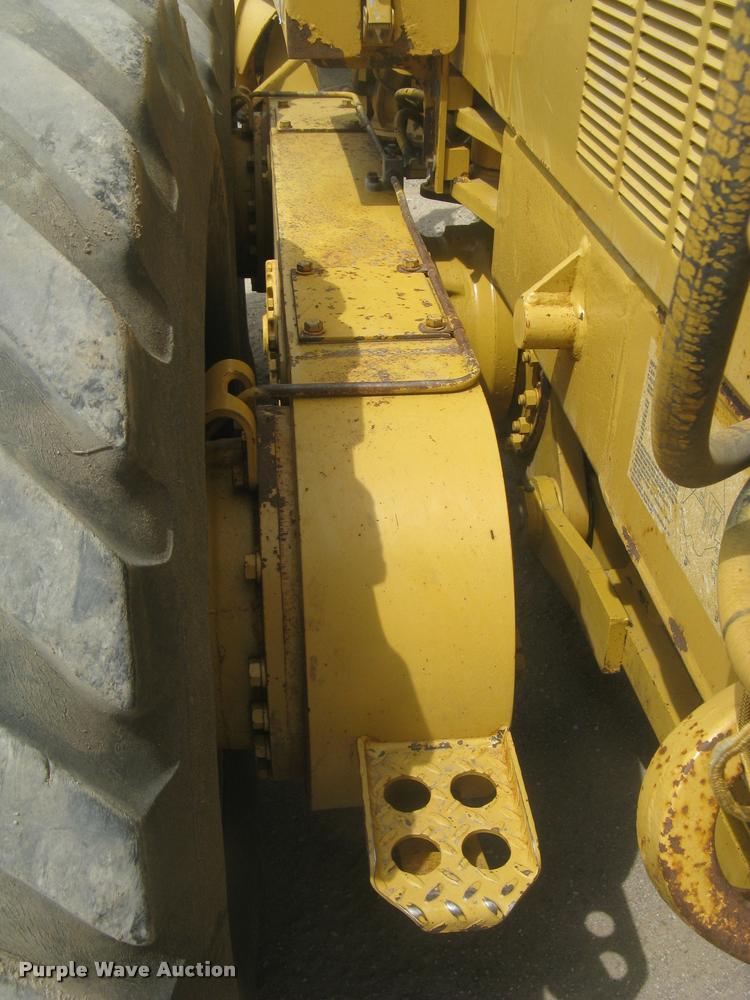 image for item L2333 2001 Caterpillar 140H motor grader