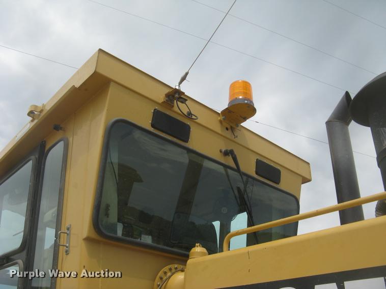 image for item L2333 2001 Caterpillar 140H motor grader