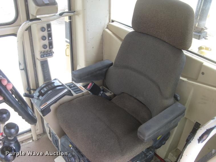 image for item L2333 2001 Caterpillar 140H motor grader