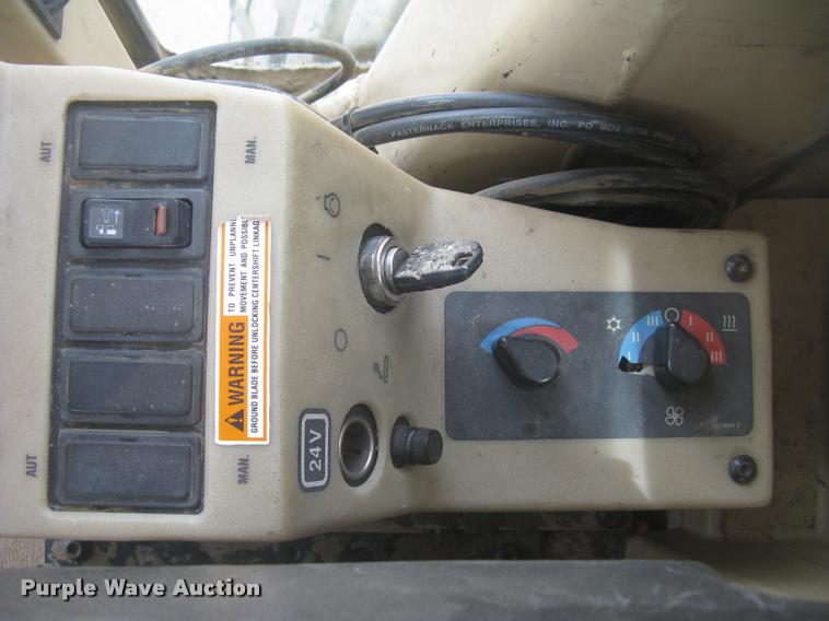 image for item L2333 2001 Caterpillar 140H motor grader