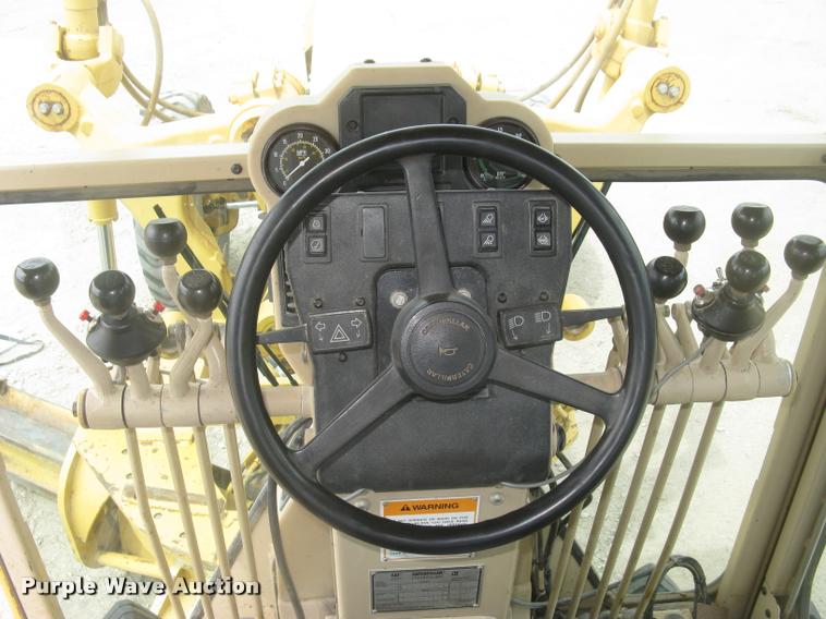 image for item L2333 2001 Caterpillar 140H motor grader