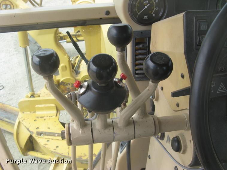 image for item L2333 2001 Caterpillar 140H motor grader
