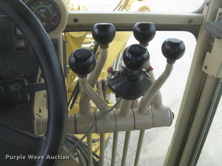 image for item L2333 2001 Caterpillar 140H motor grader