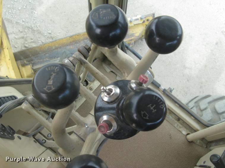 image for item L2333 2001 Caterpillar 140H motor grader