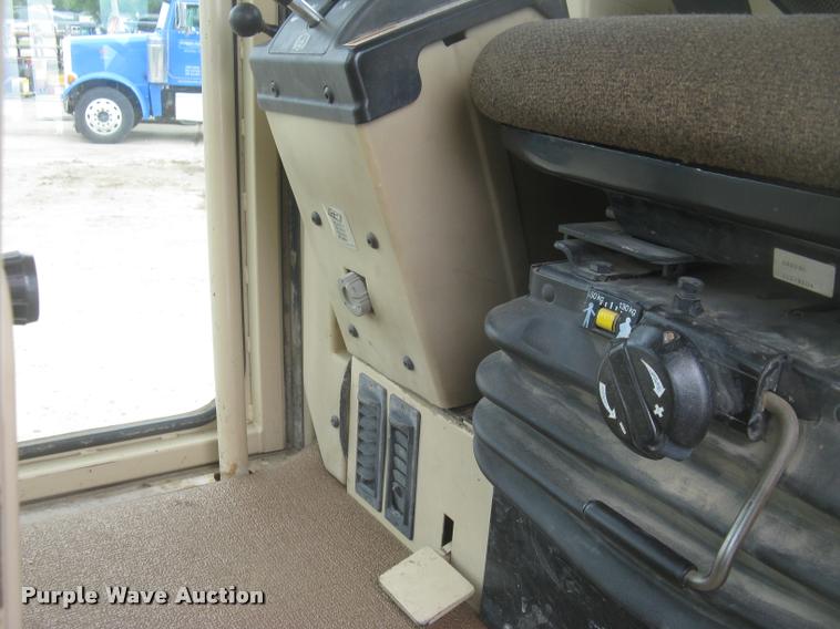 image for item L2333 2001 Caterpillar 140H motor grader