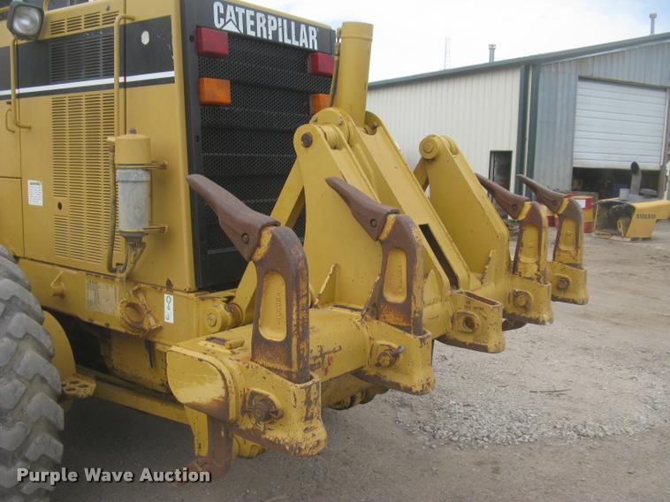 image for item L2333 2001 Caterpillar 140H motor grader
