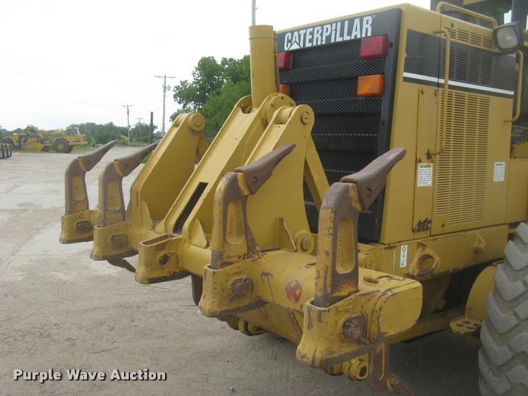 image for item L2333 2001 Caterpillar 140H motor grader