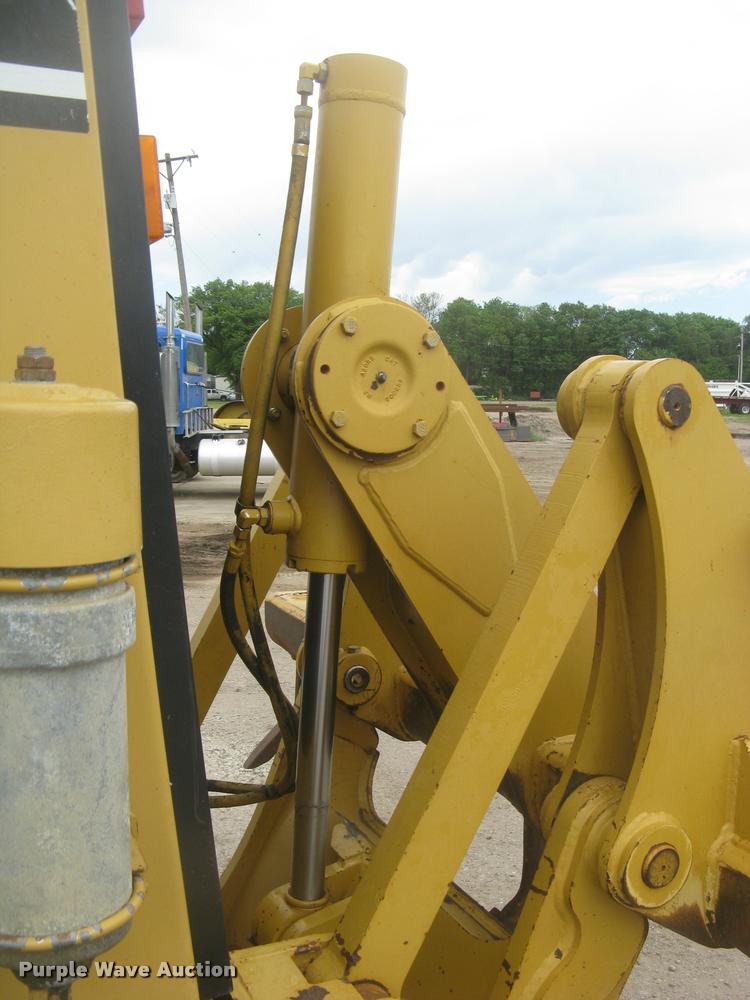 image for item L2333 2001 Caterpillar 140H motor grader