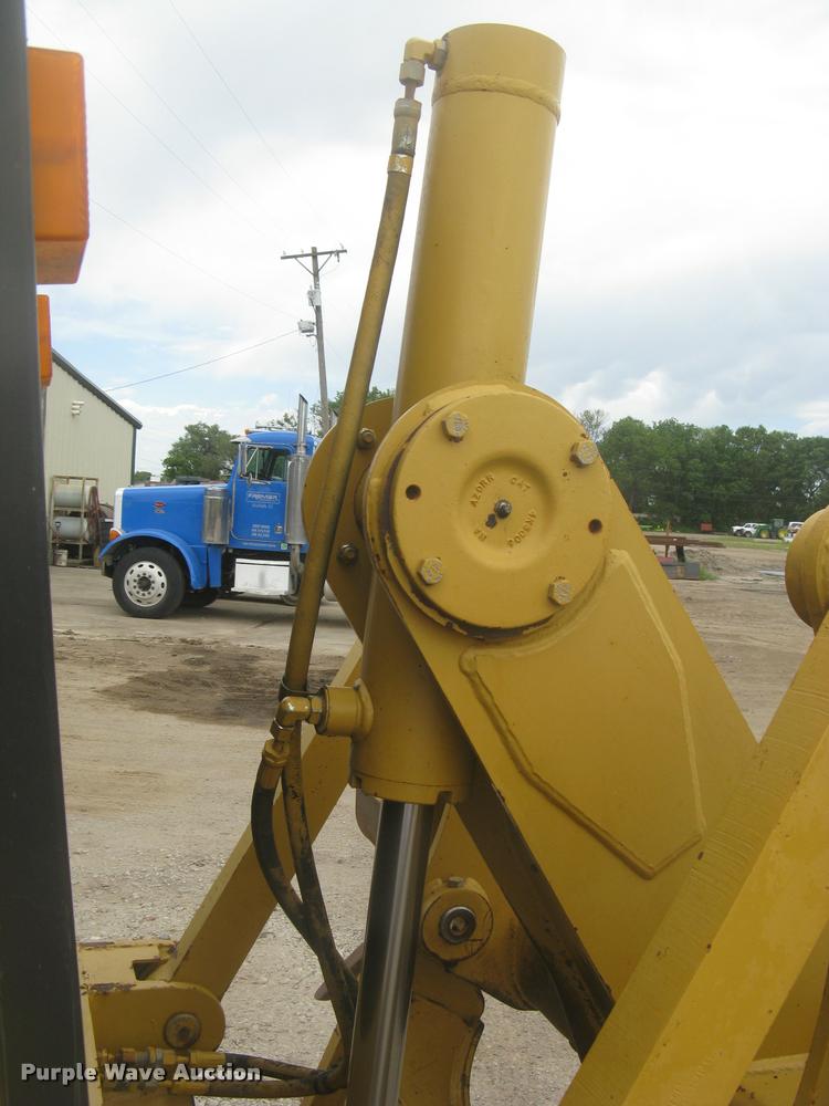 image for item L2333 2001 Caterpillar 140H motor grader