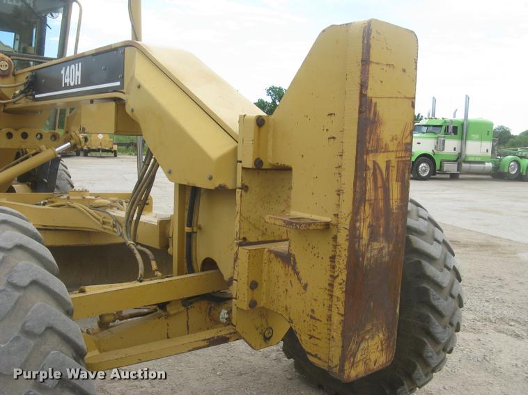 image for item L2333 2001 Caterpillar 140H motor grader