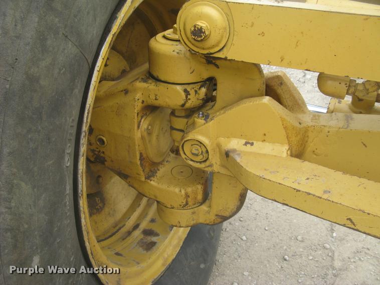 image for item L2333 2001 Caterpillar 140H motor grader