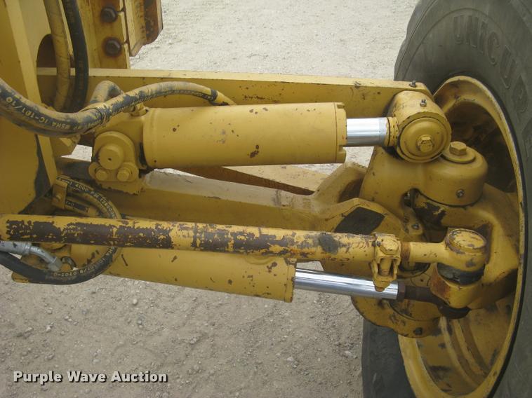 image for item L2333 2001 Caterpillar 140H motor grader