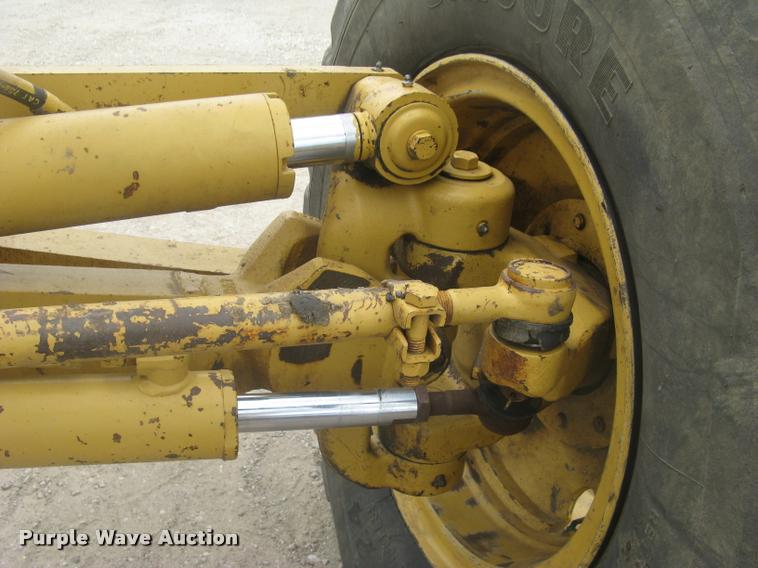 image for item L2333 2001 Caterpillar 140H motor grader