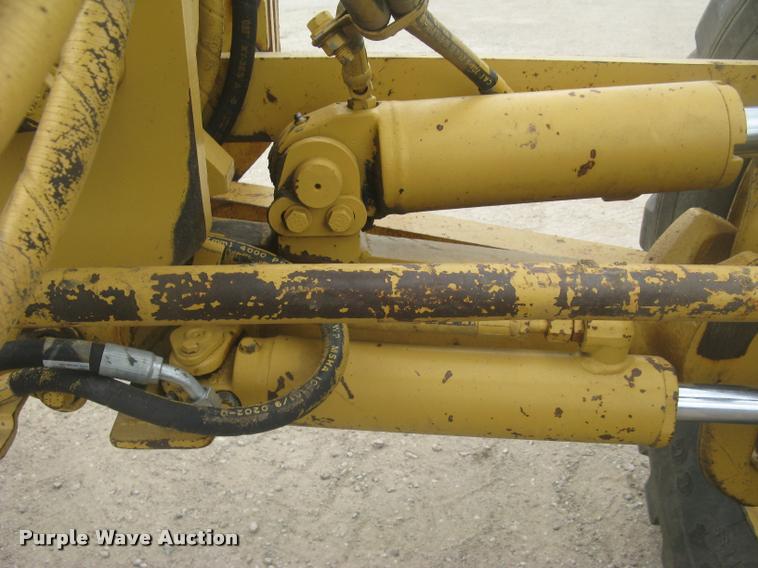 image for item L2333 2001 Caterpillar 140H motor grader