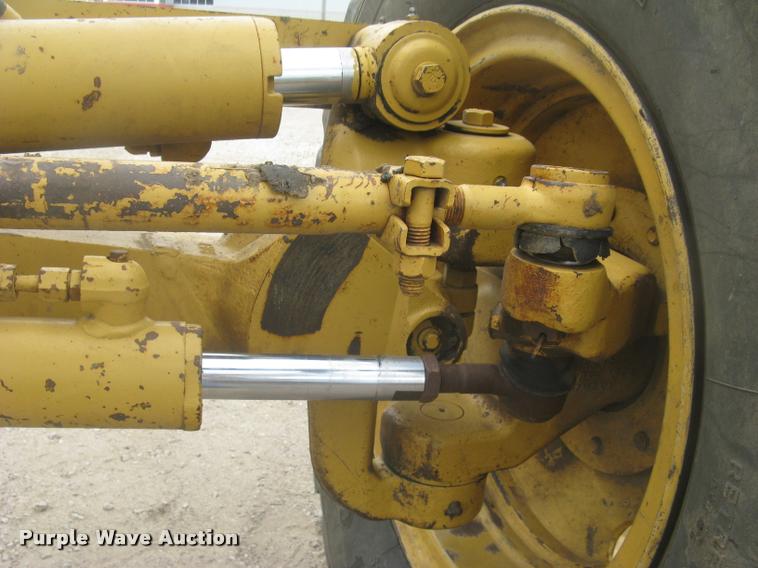 image for item L2333 2001 Caterpillar 140H motor grader