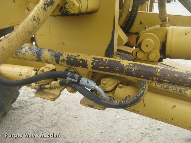 image for item L2333 2001 Caterpillar 140H motor grader