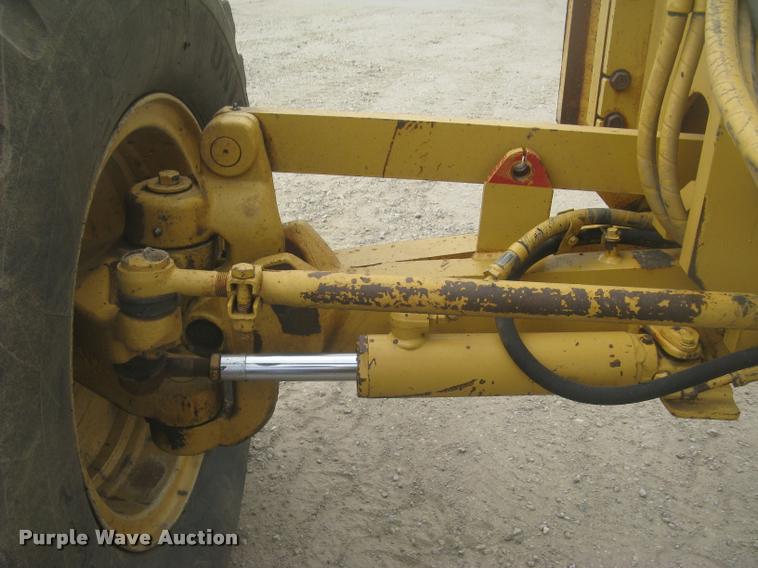 image for item L2333 2001 Caterpillar 140H motor grader