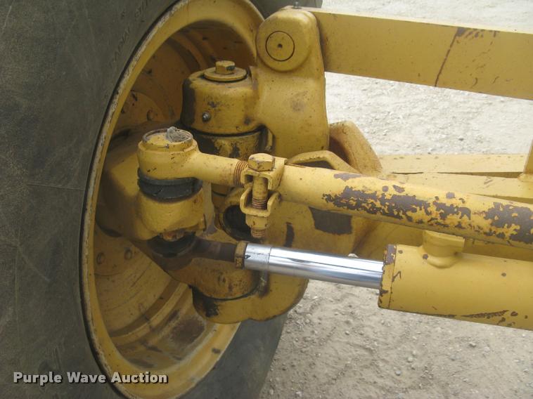 image for item L2333 2001 Caterpillar 140H motor grader
