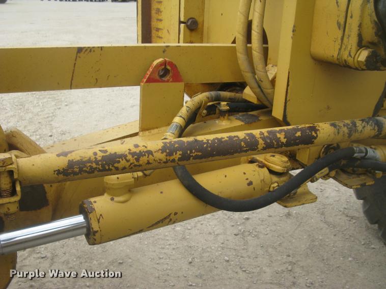 image for item L2333 2001 Caterpillar 140H motor grader