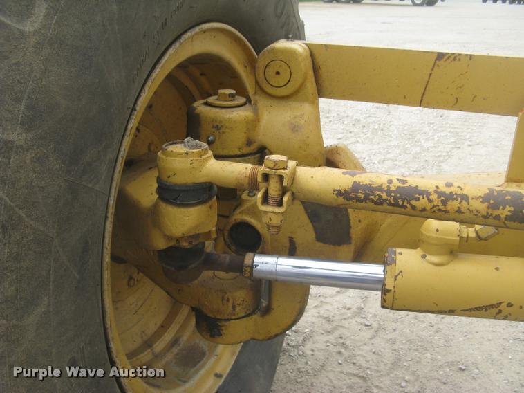 image for item L2333 2001 Caterpillar 140H motor grader