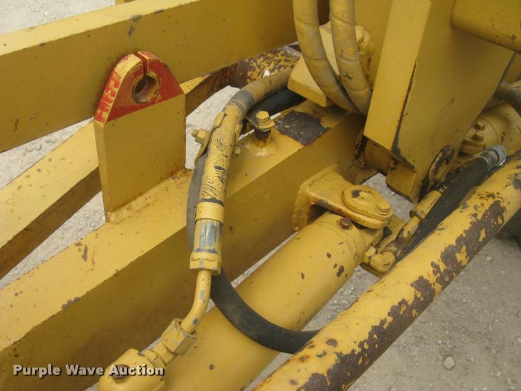 image for item L2333 2001 Caterpillar 140H motor grader