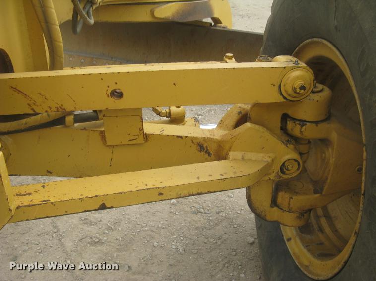 image for item L2333 2001 Caterpillar 140H motor grader