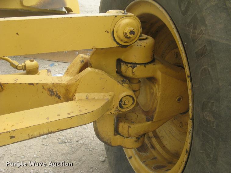 image for item L2333 2001 Caterpillar 140H motor grader